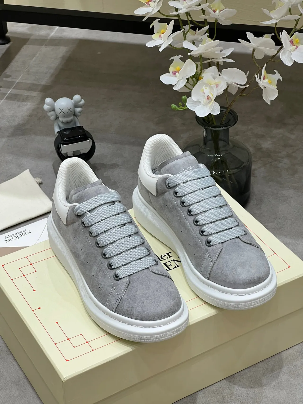Alexander McQueen حذاء oversized جلد رمادي سول أبيض أسلوب حياة sneakers 9