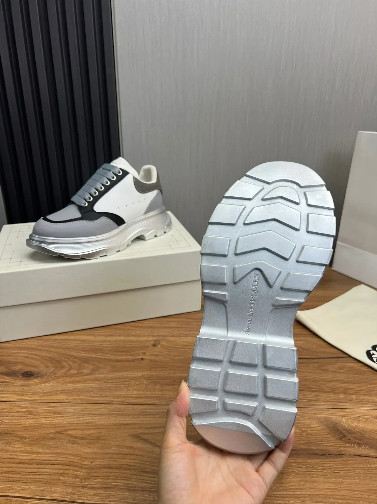 Alexander McQueen গ্রে সাদা কালো ওভারসাইজড চাঙ্কি স্নিকার 2