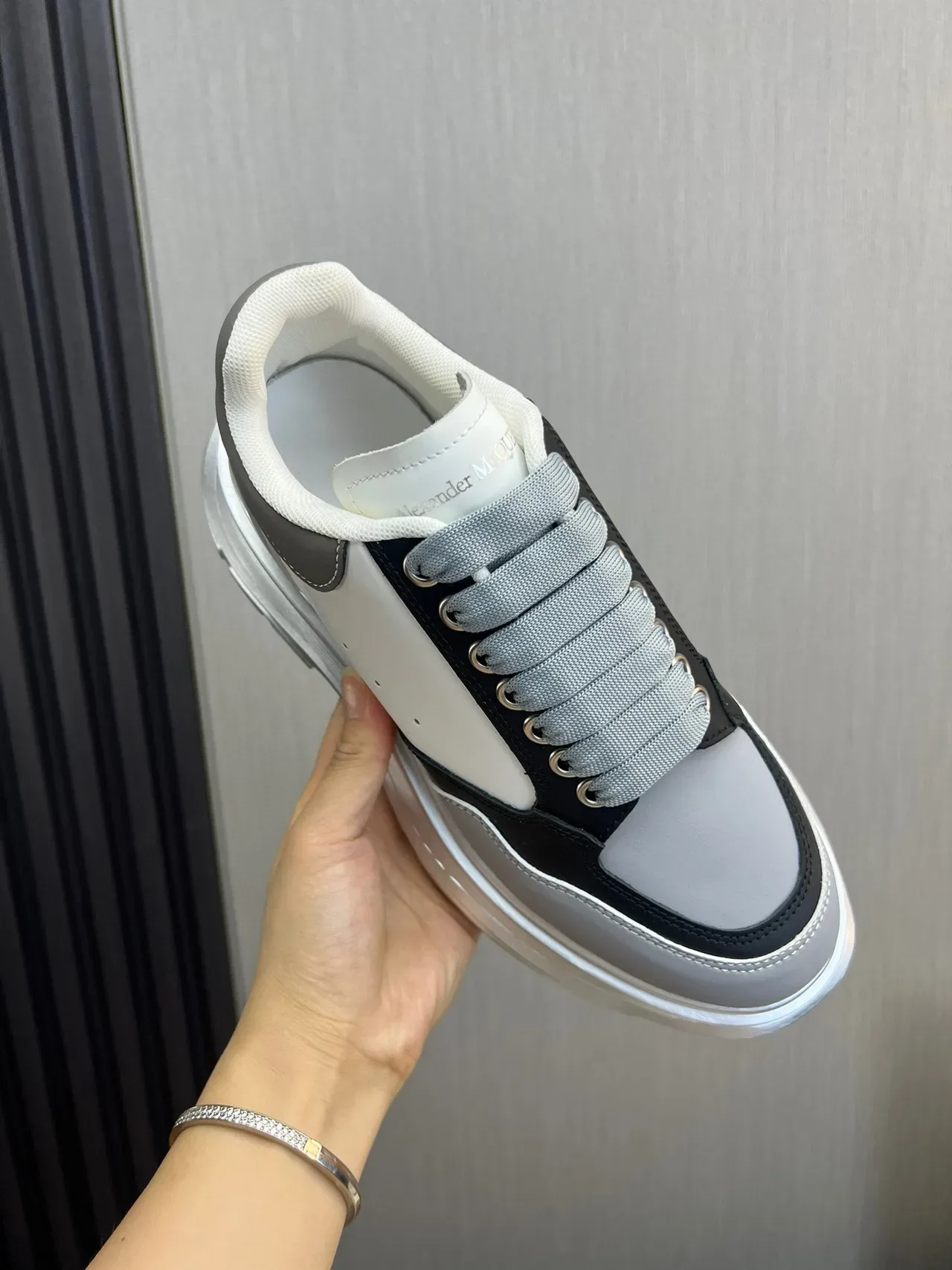 Alexander McQueen গ্রে সাদা কালো ওভারসাইজড চাঙ্কি স্নিকার 3