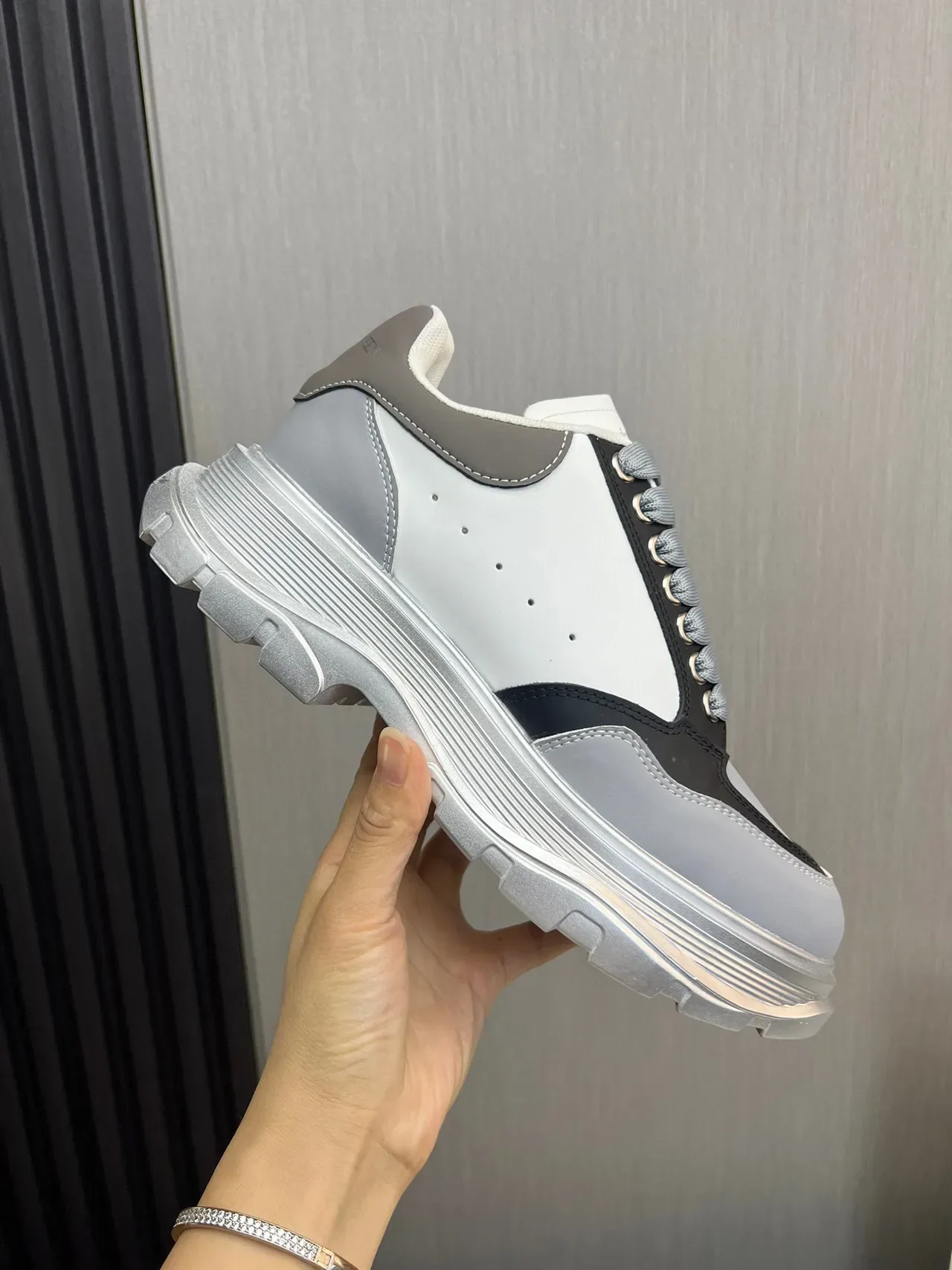 Alexander McQueen গ্রে সাদা কালো ওভারসাইজড চাঙ্কি স্নিকার 4
