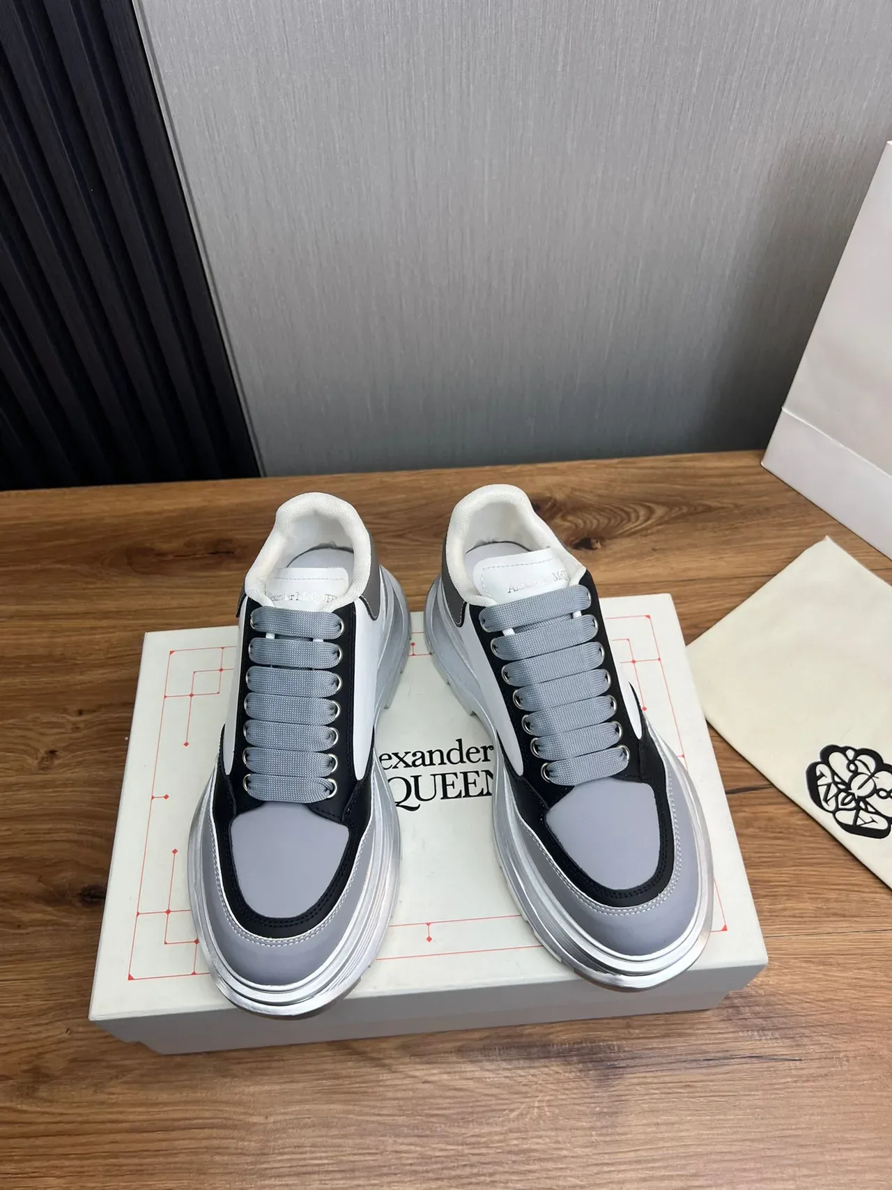 Alexander McQueen গ্রে সাদা কালো ওভারসাইজড চাঙ্কি স্নিকার 5