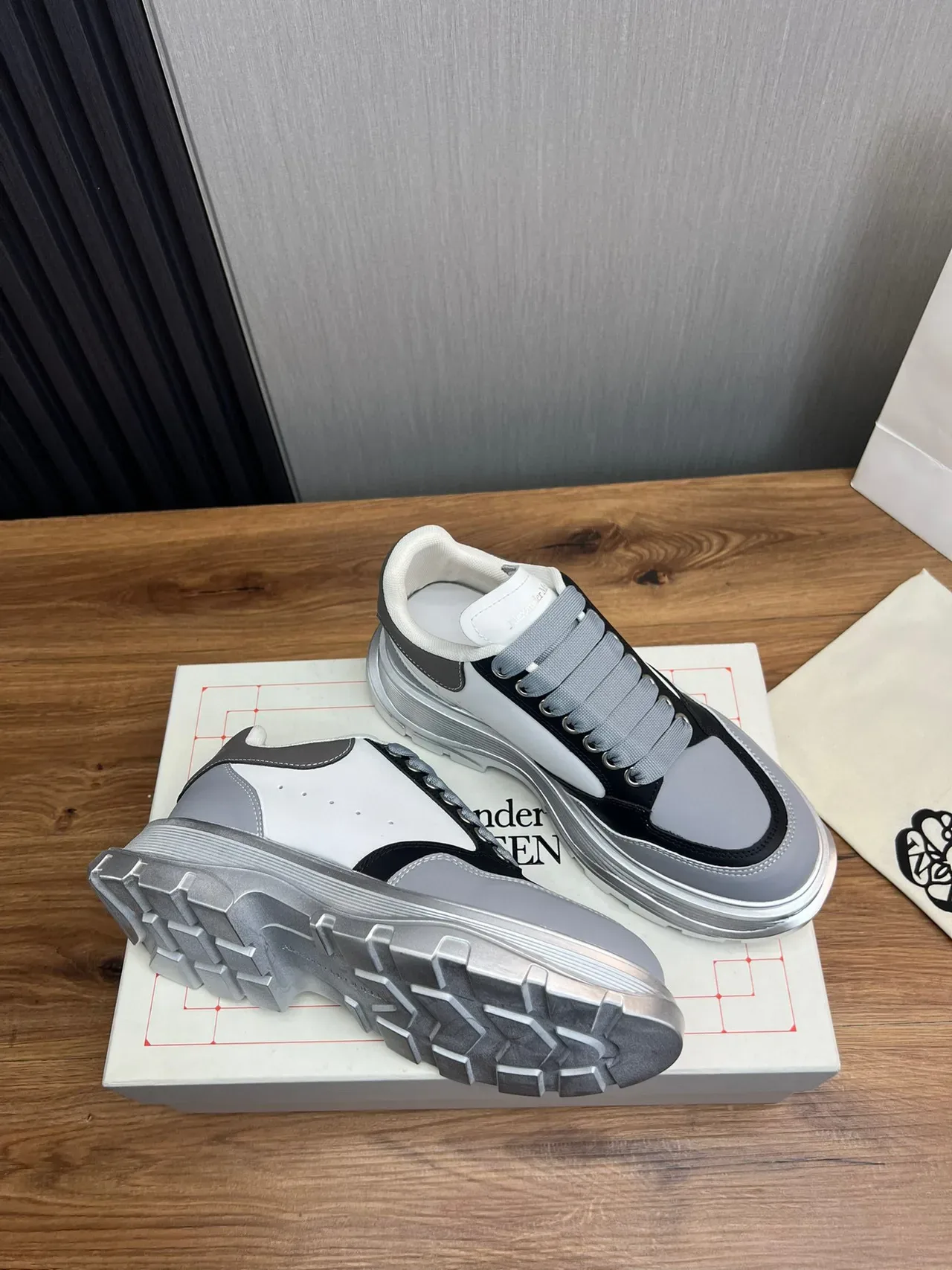 Alexander McQueen গ্রে সাদা কালো ওভারসাইজড চাঙ্কি স্নিকার 6