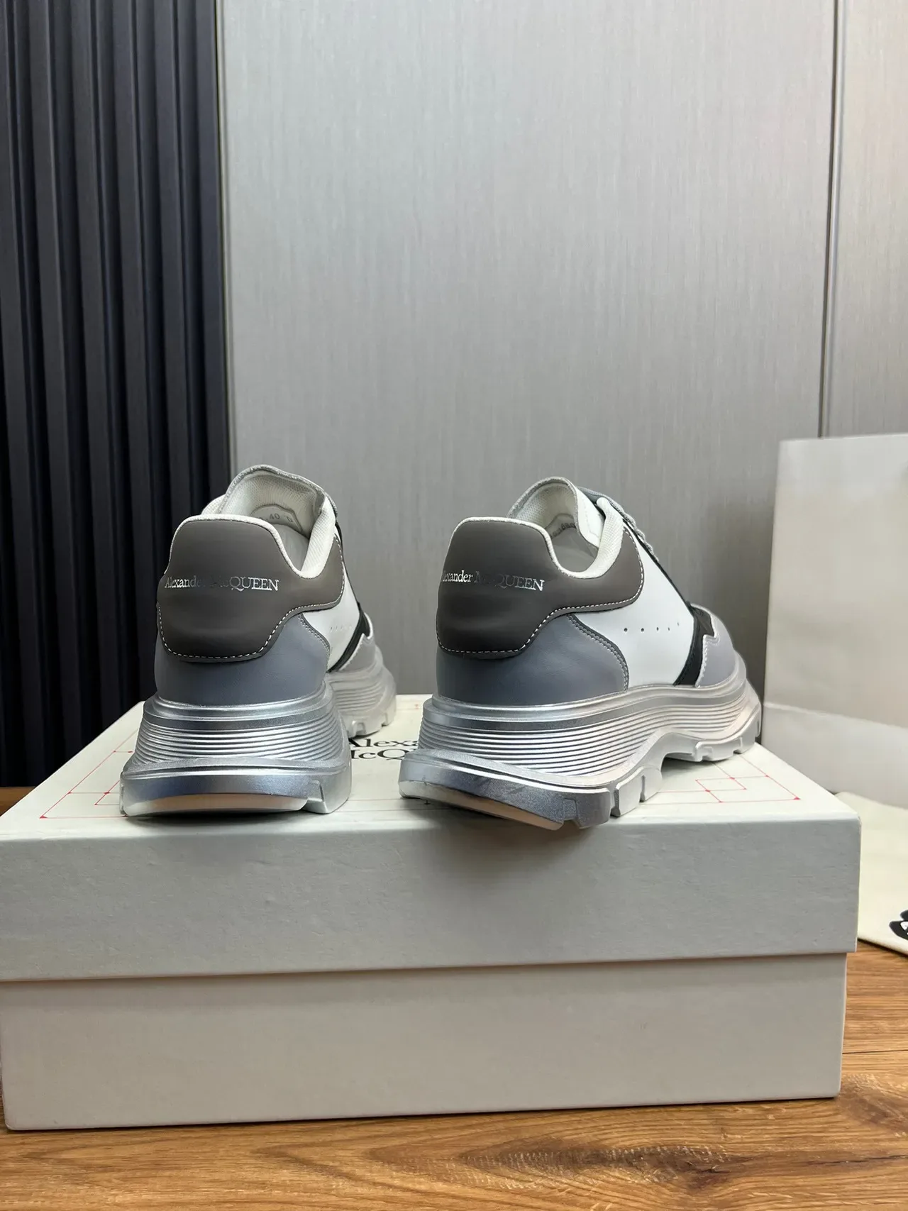 Alexander McQueen গ্রে সাদা কালো ওভারসাইজড চাঙ্কি স্নিকার 7