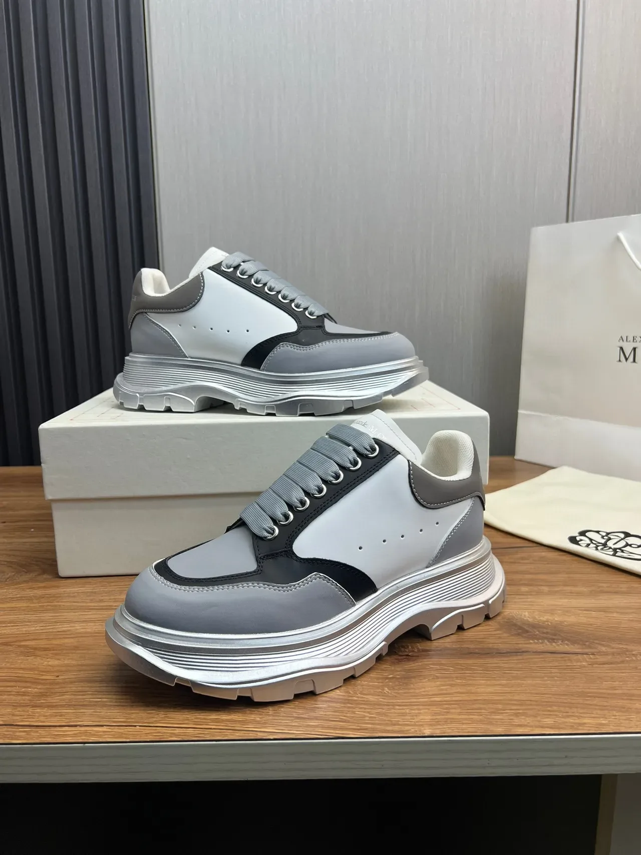 Alexander McQueen গ্রে সাদা কালো ওভারসাইজড চাঙ্কি স্নিকার 8