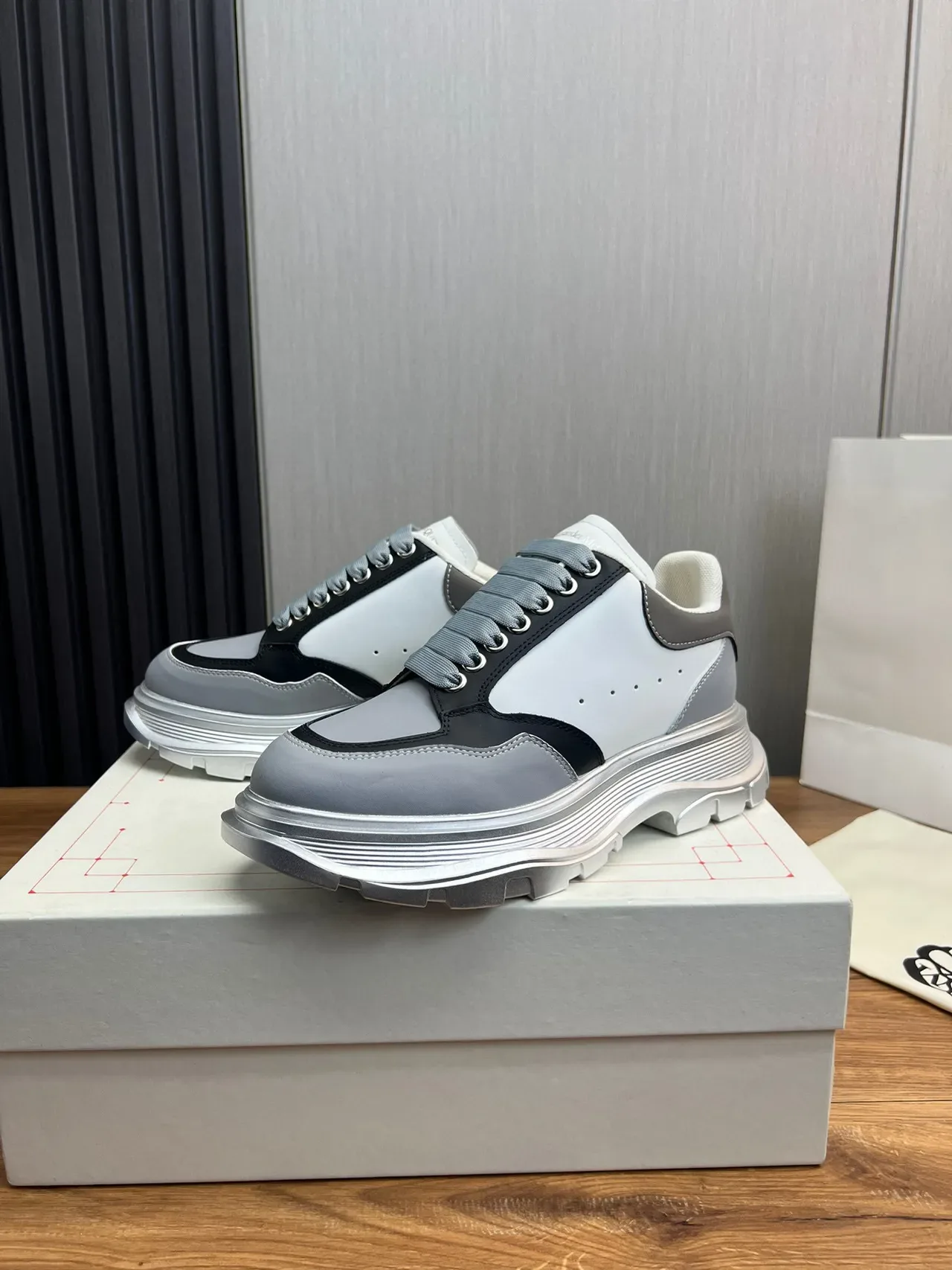 Alexander McQueen গ্রে সাদা কালো ওভারসাইজড চাঙ্কি স্নিকার 9
