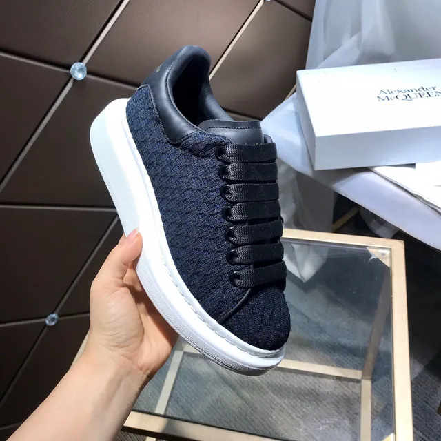 Alexander McQueen Sneaker oversize couleur navy upper texturé semelle blanche lifestyle sneakers 2
