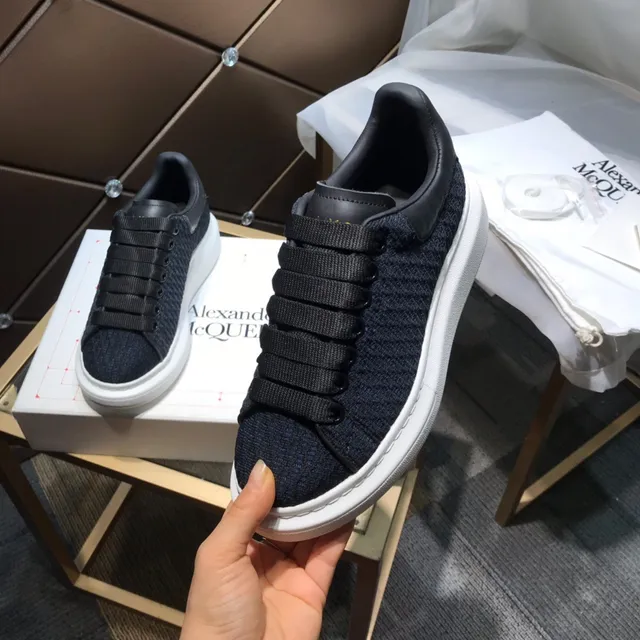 Alexander McQueen Sneaker oversize couleur navy upper texturé semelle blanche lifestyle sneakers 3