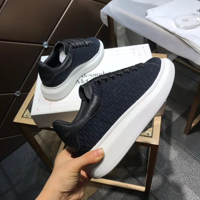 Alexander McQueen Sneaker oversize couleur navy upper texturé semelle blanche lifestyle sneakers 5