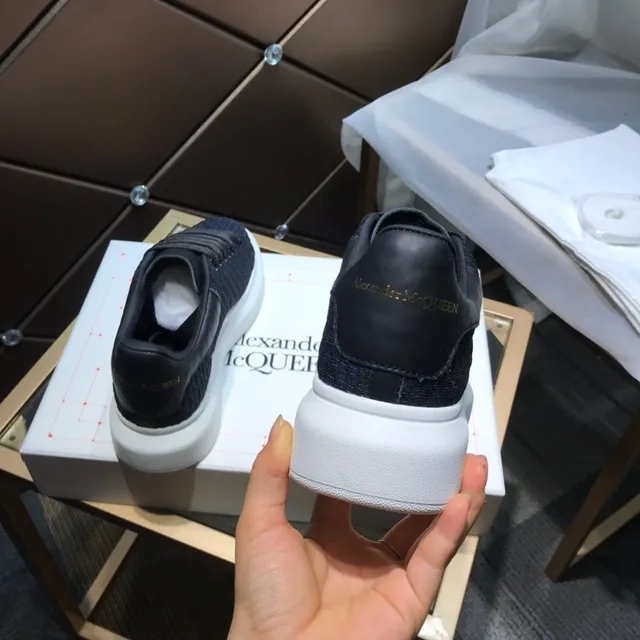 Alexander McQueen Sneaker oversize couleur navy upper texturé semelle blanche lifestyle sneakers 6
