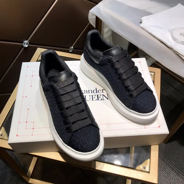 Alexander McQueen Sneaker oversize couleur navy upper texturé semelle blanche lifestyle sneakers 7