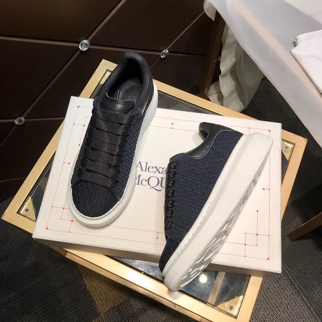 Alexander McQueen Sneaker oversize couleur navy upper texturé semelle blanche lifestyle sneakers 8