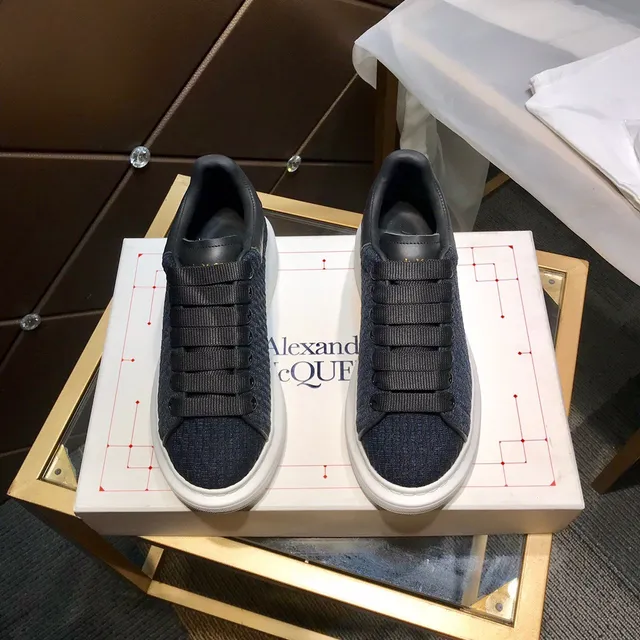 Alexander McQueen Sneaker oversize couleur navy upper texturé semelle blanche lifestyle sneakers 9