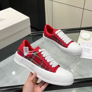 Alexander McQueen ओवरसाइज्ड रेड प्लेड व्हाइट प्लेटफॉर्म लाइफस्टाइल स्नीकर