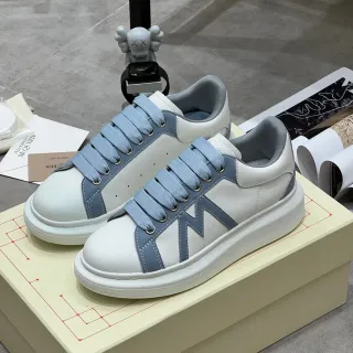 Alexander McQueen ओवरसाइज्ड लाइफस्टाइल स्नीकर्स सफेद और हल्का नीला