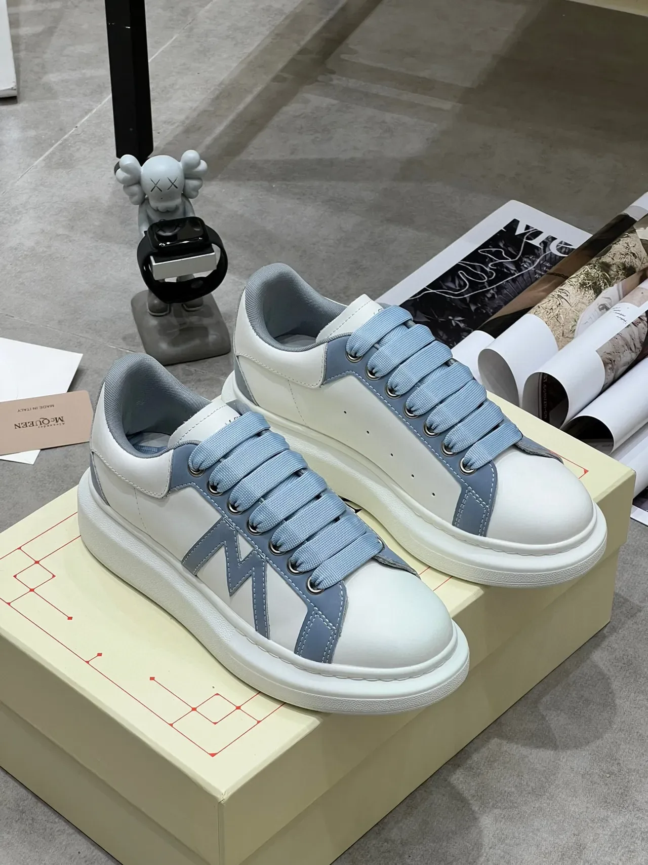 Alexander McQueen 白色和浅蓝色 Oversized Lifestyle 运动鞋 2