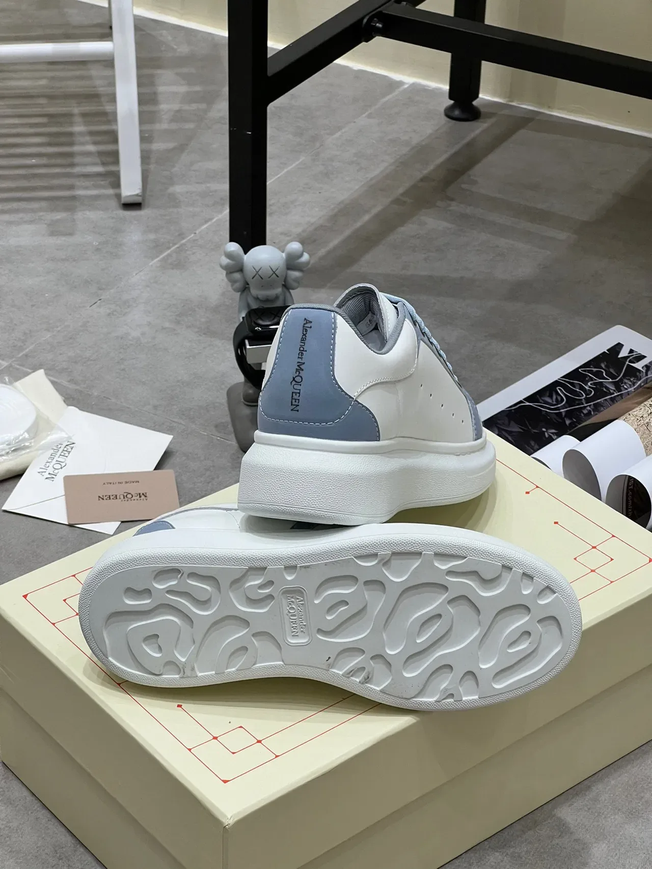 Alexander McQueen 白色和浅蓝色 Oversized Lifestyle 运动鞋 3