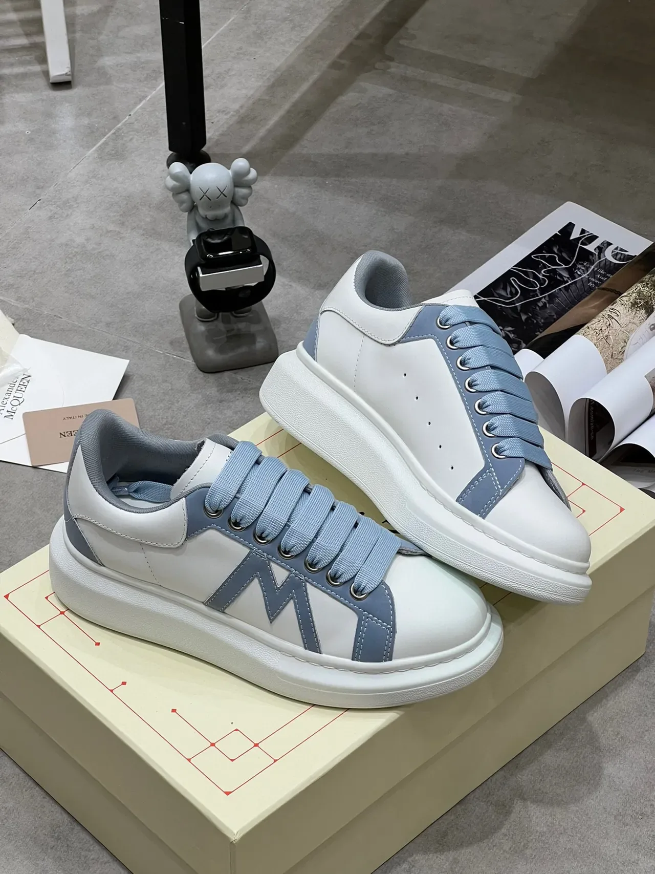 Alexander McQueen 白色和浅蓝色 Oversized Lifestyle 运动鞋 4
