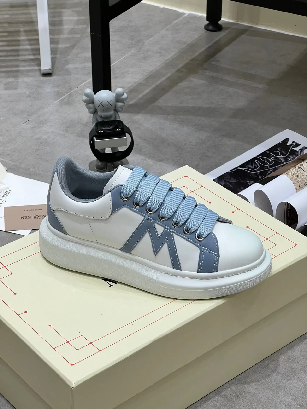 Alexander McQueen 白色和浅蓝色 Oversized Lifestyle 运动鞋 5