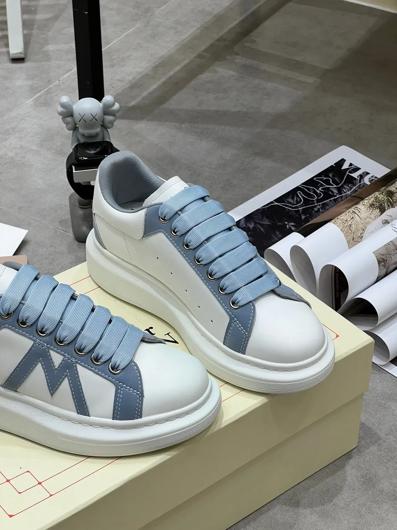 Alexander McQueen 白色和浅蓝色 Oversized Lifestyle 运动鞋 6