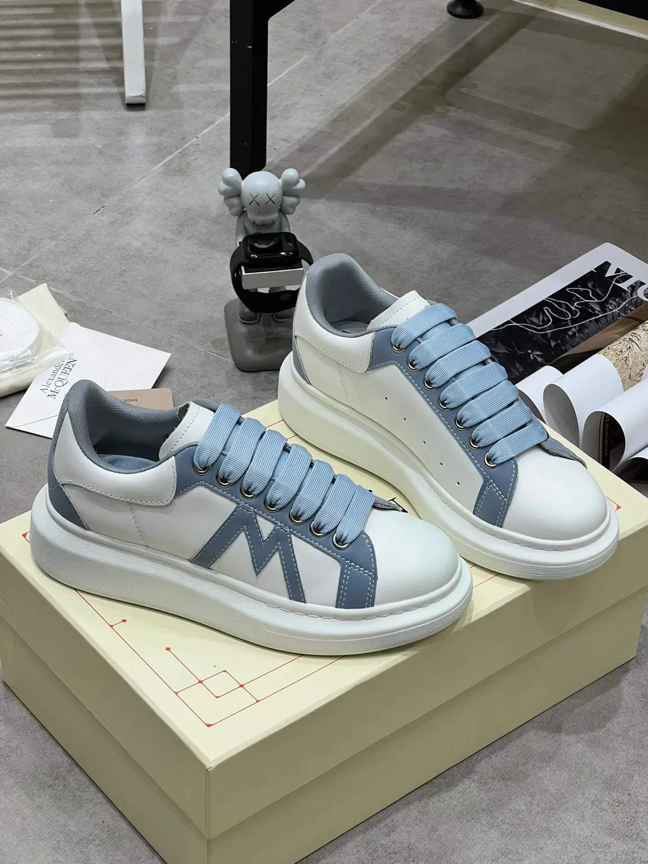 Alexander McQueen 白色和浅蓝色 Oversized Lifestyle 运动鞋 7