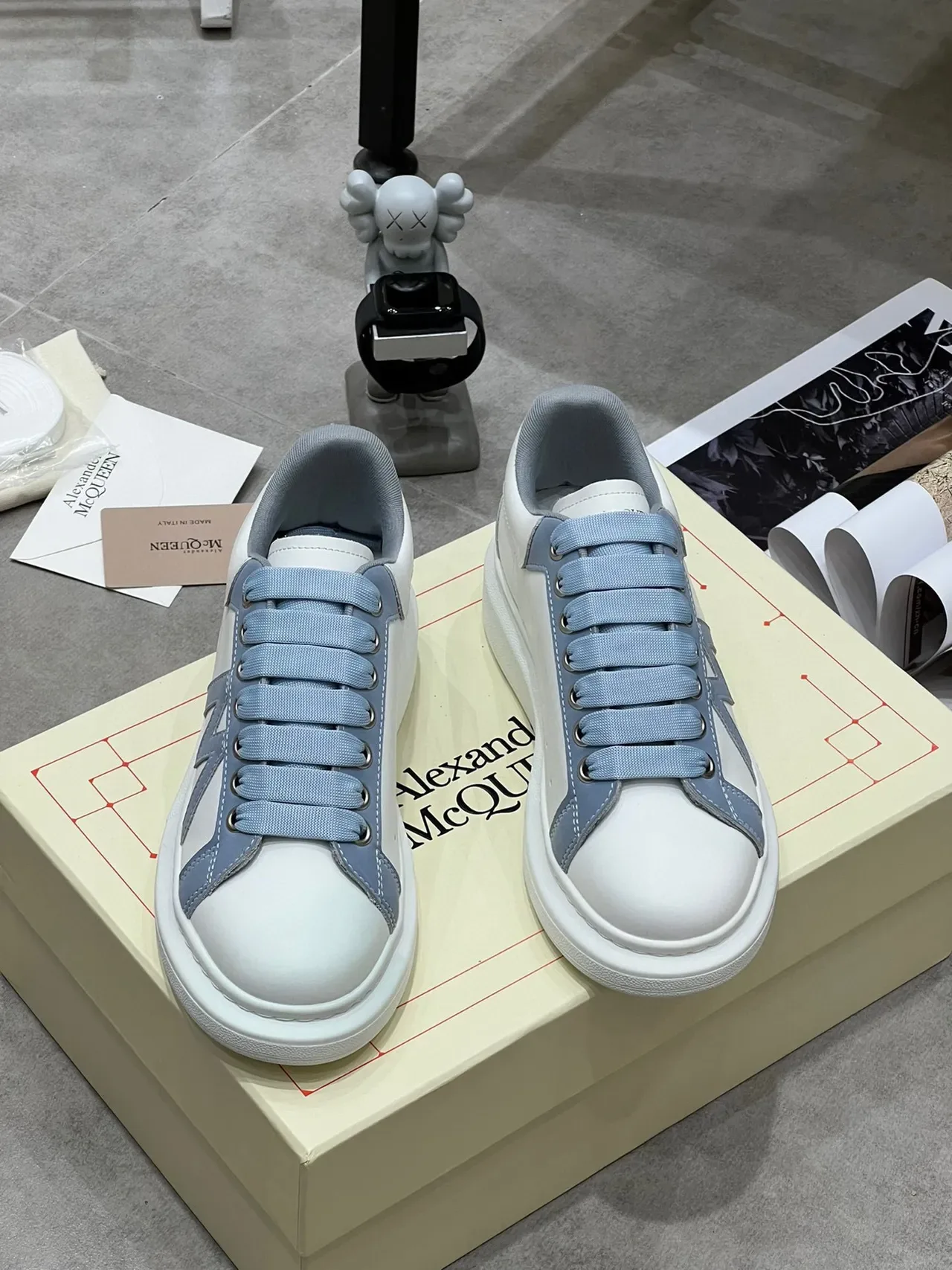Alexander McQueen 白色和浅蓝色 Oversized Lifestyle 运动鞋 8