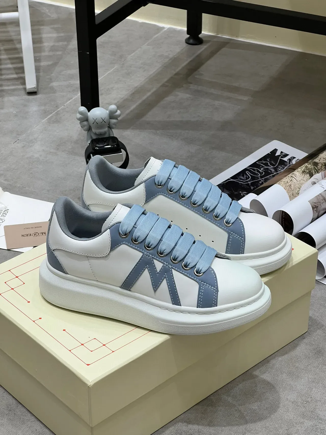 Alexander McQueen 白色和浅蓝色 Oversized Lifestyle 运动鞋 9