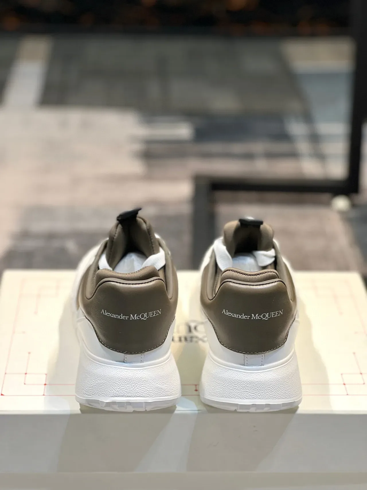 Alexander McQueen Tênis Oversized Branco e Oliva Lifestyle 2