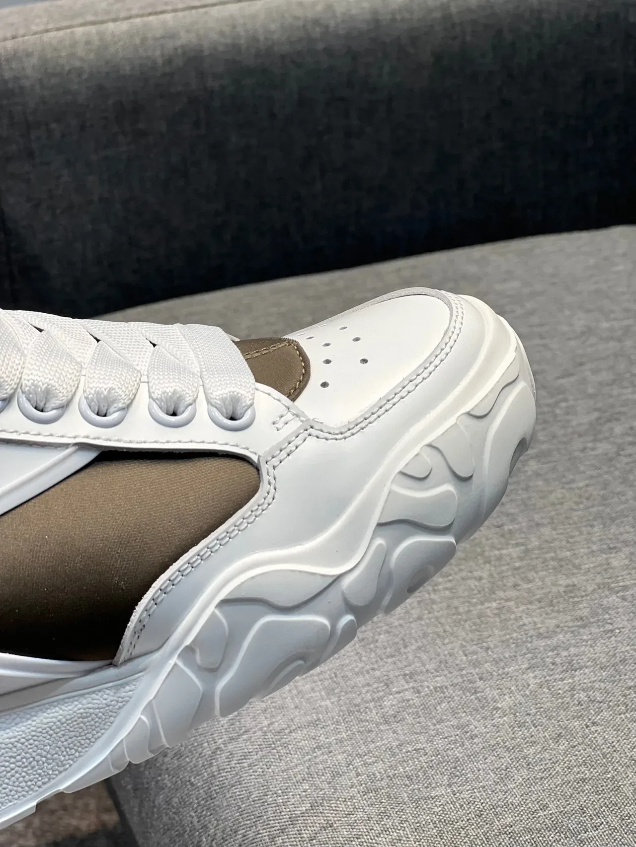 Alexander McQueen Tênis Oversized Branco e Oliva Lifestyle 3