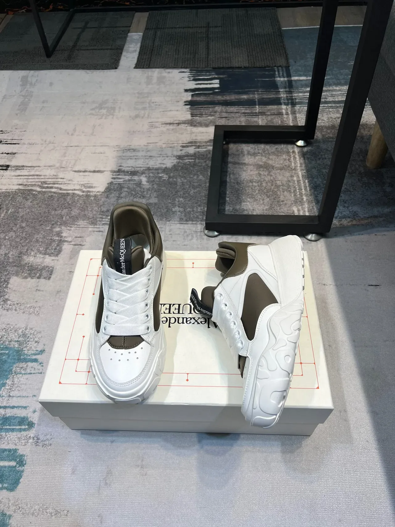 Alexander McQueen Tênis Oversized Branco e Oliva Lifestyle 4