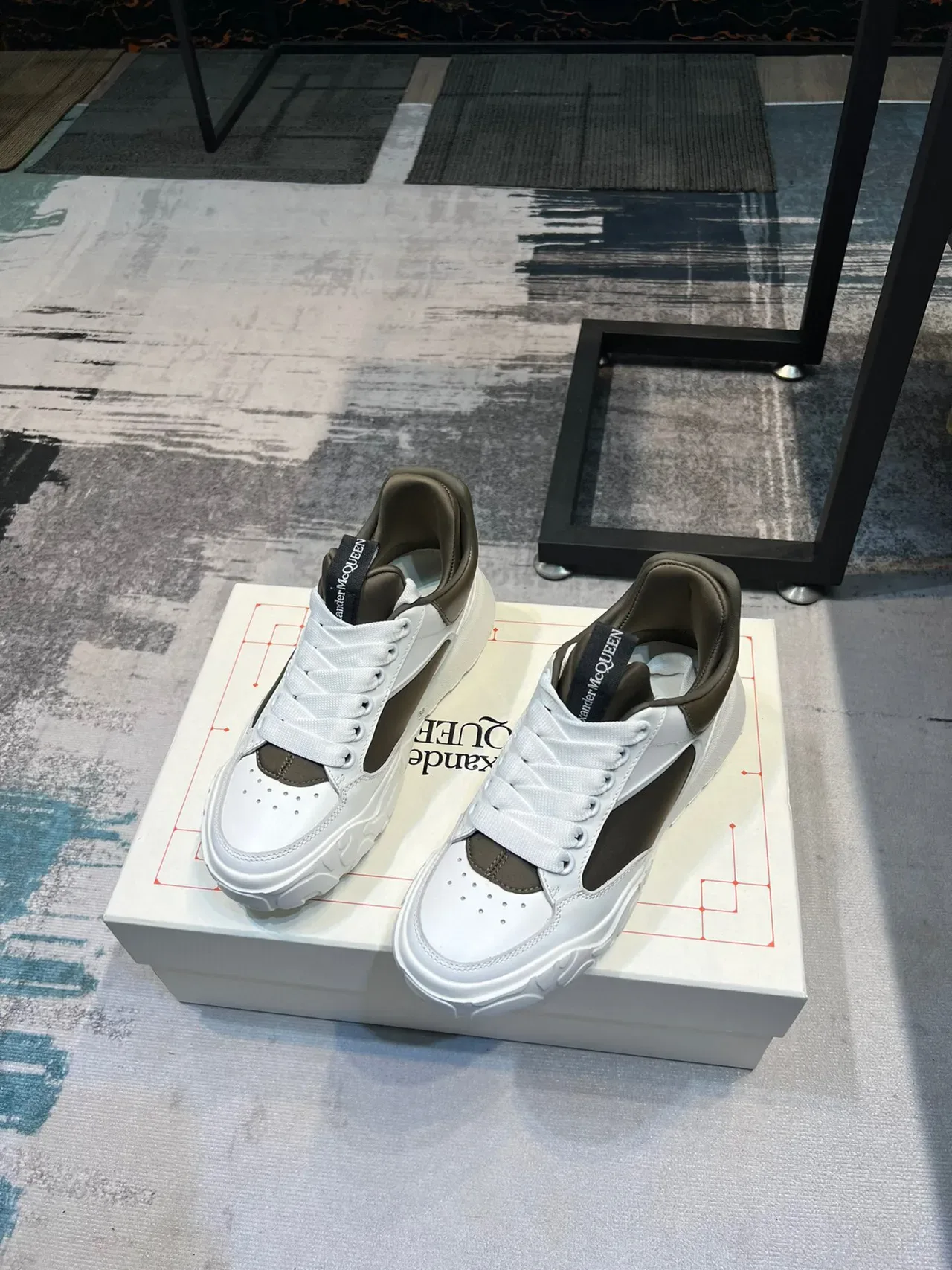 Alexander McQueen Tênis Oversized Branco e Oliva Lifestyle 5
