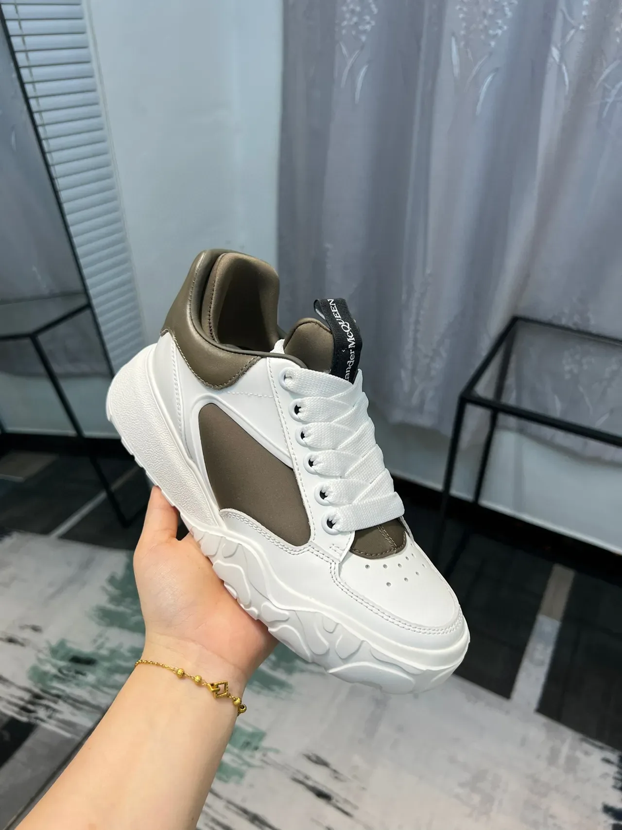 Alexander McQueen Tênis Oversized Branco e Oliva Lifestyle 6