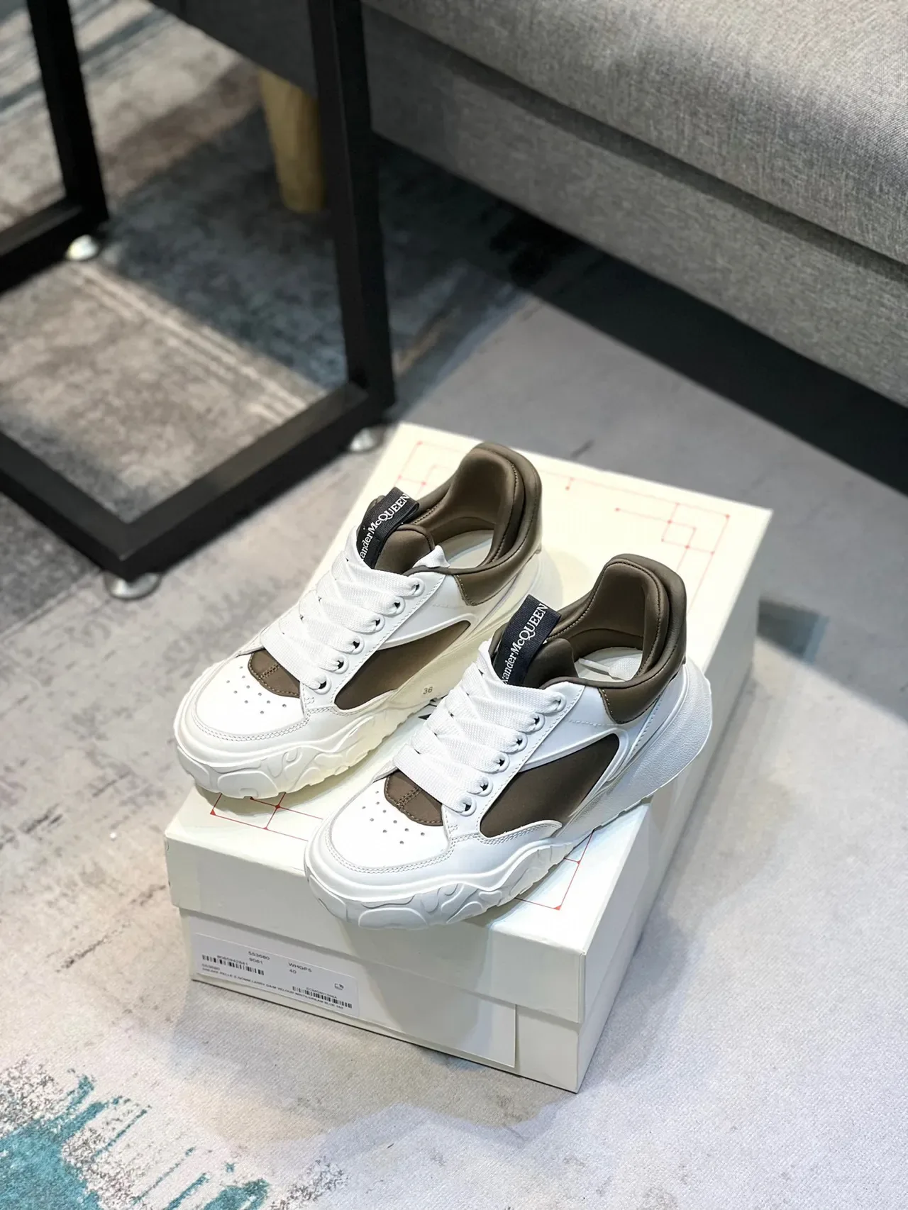 Alexander McQueen Tênis Oversized Branco e Oliva Lifestyle 8