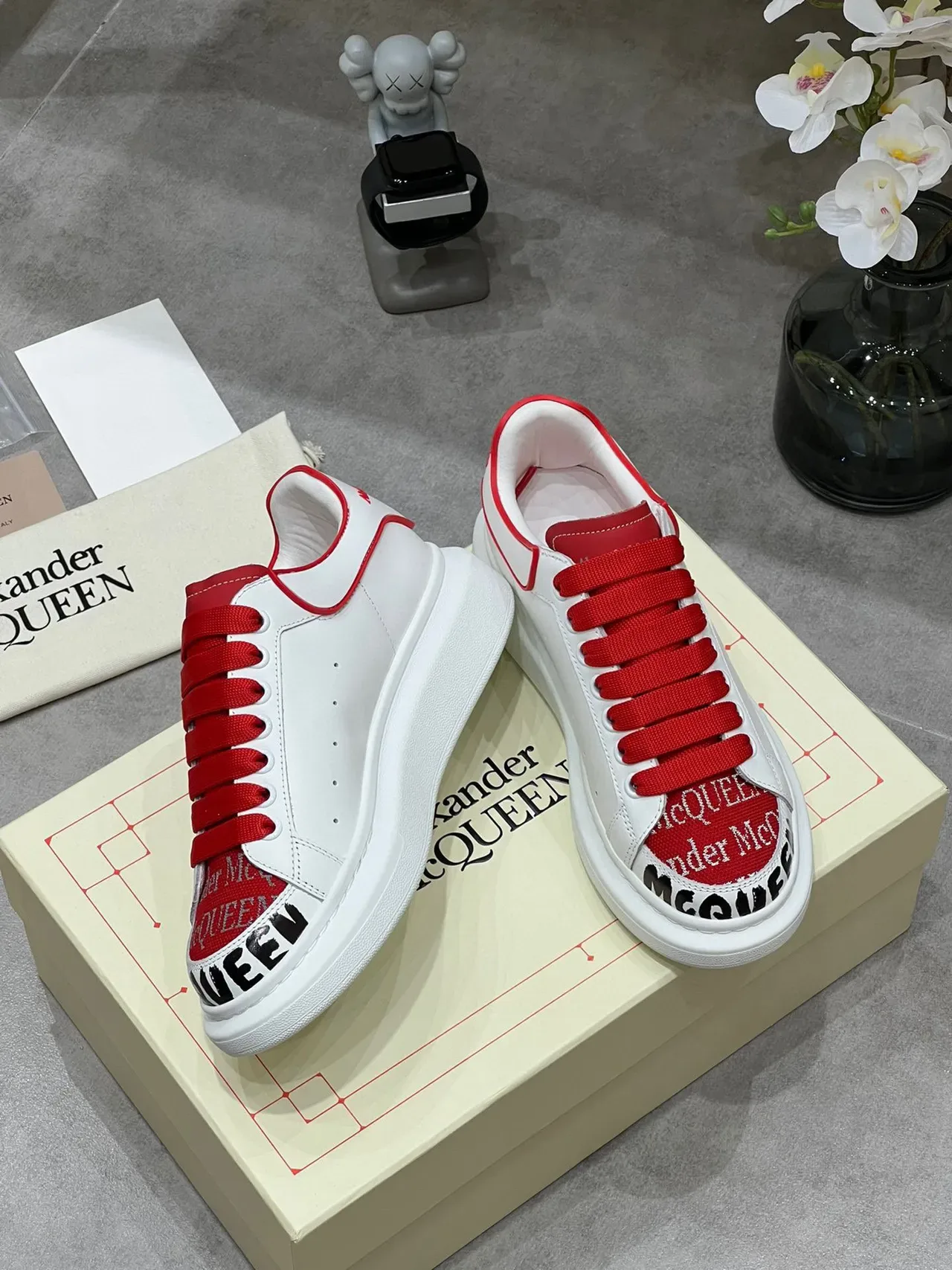 Alexander McQueen 白色和红色 Oversized 生活方式运动鞋 2