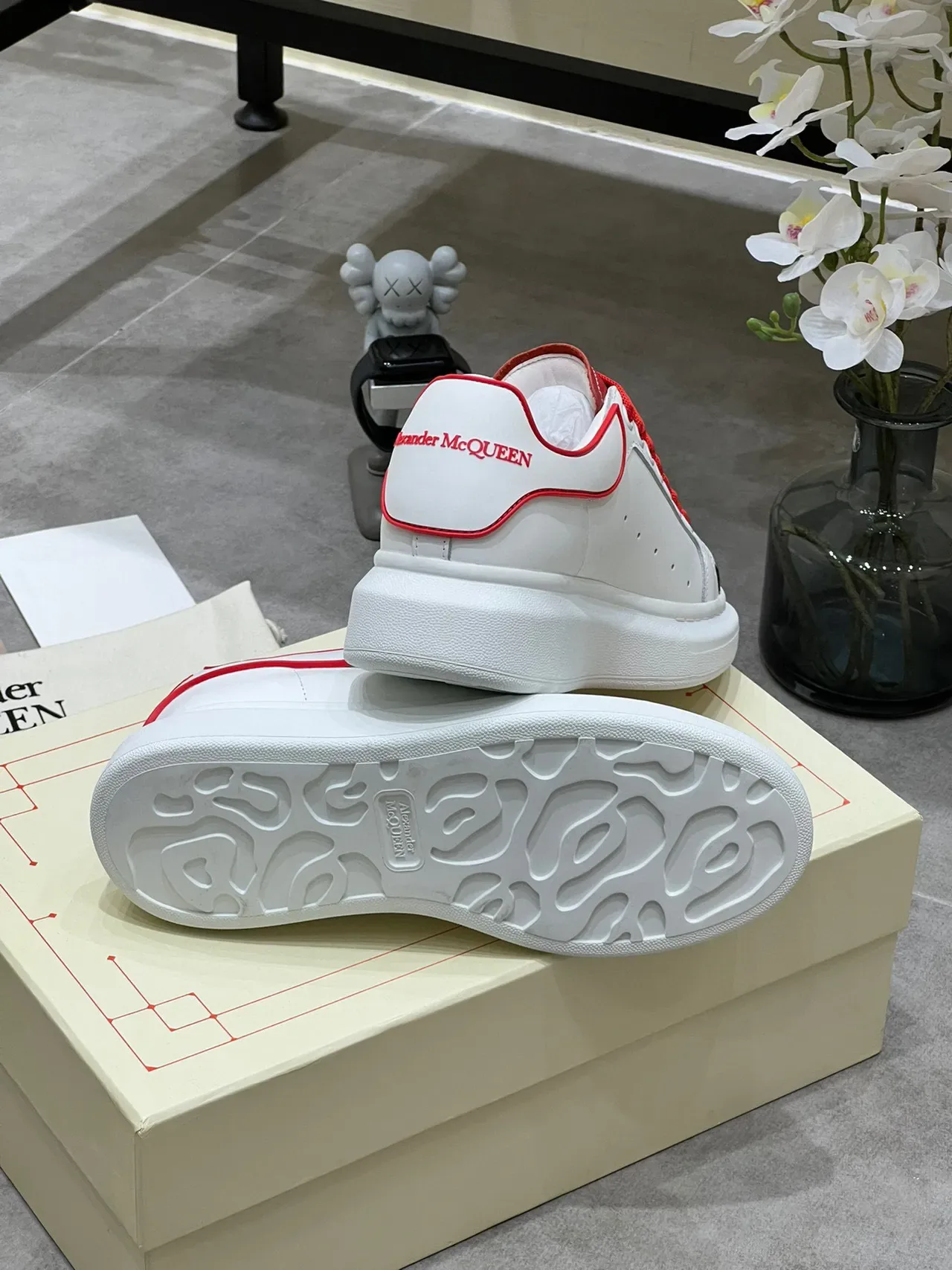 Alexander McQueen 白色和红色 Oversized 生活方式运动鞋 3