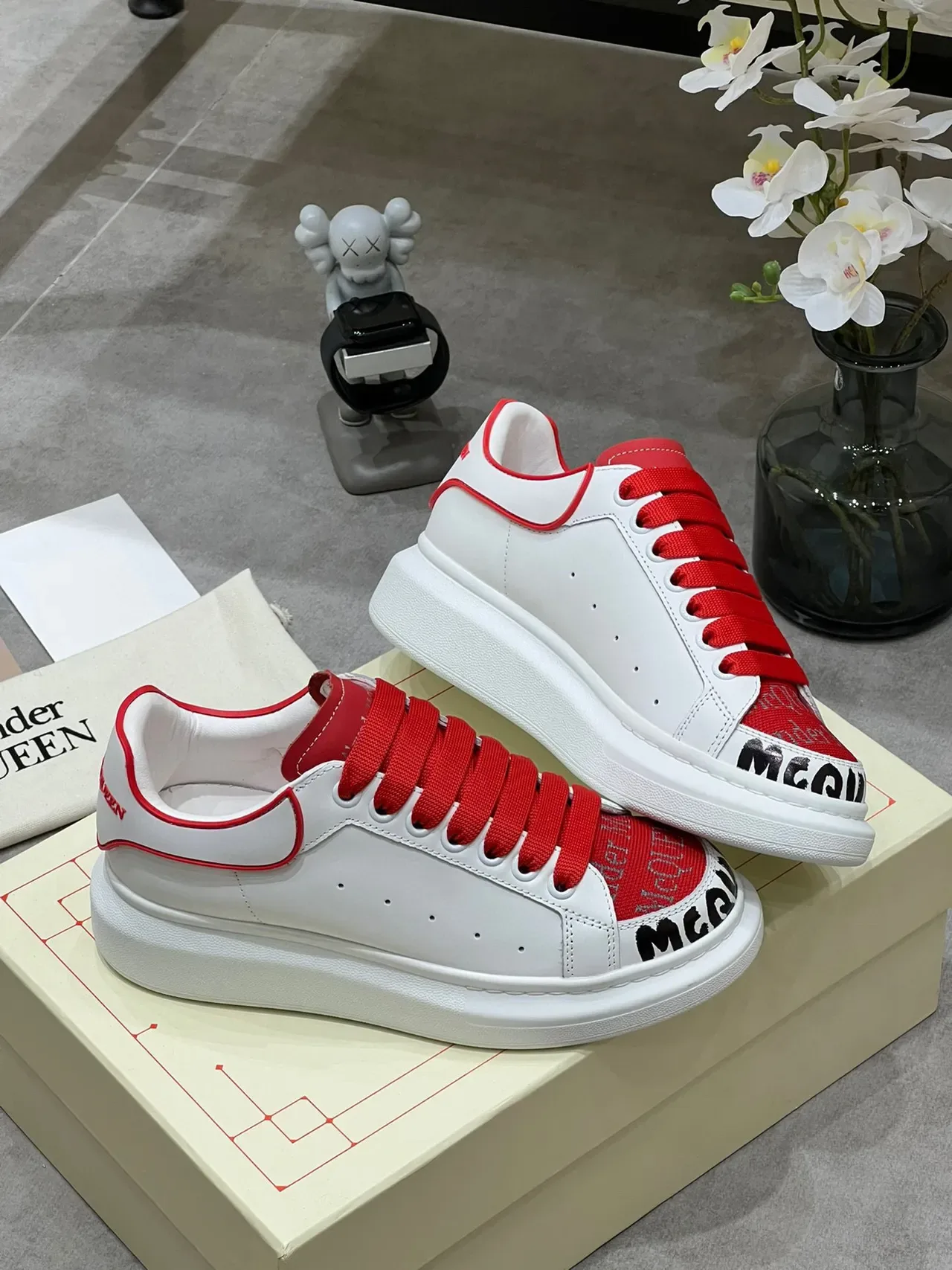 Alexander McQueen 白色和红色 Oversized 生活方式运动鞋 4