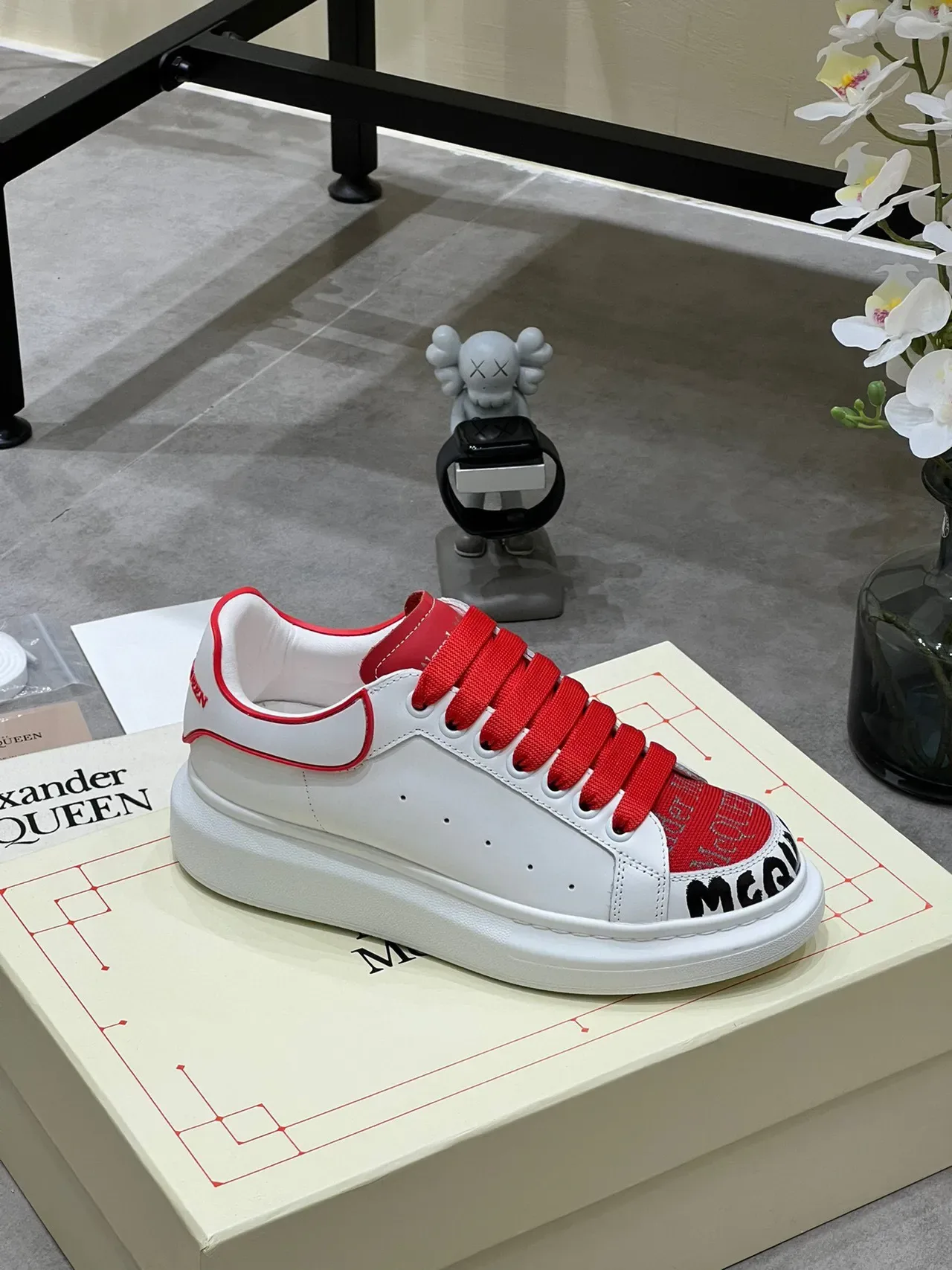 Alexander McQueen 白色和红色 Oversized 生活方式运动鞋 5