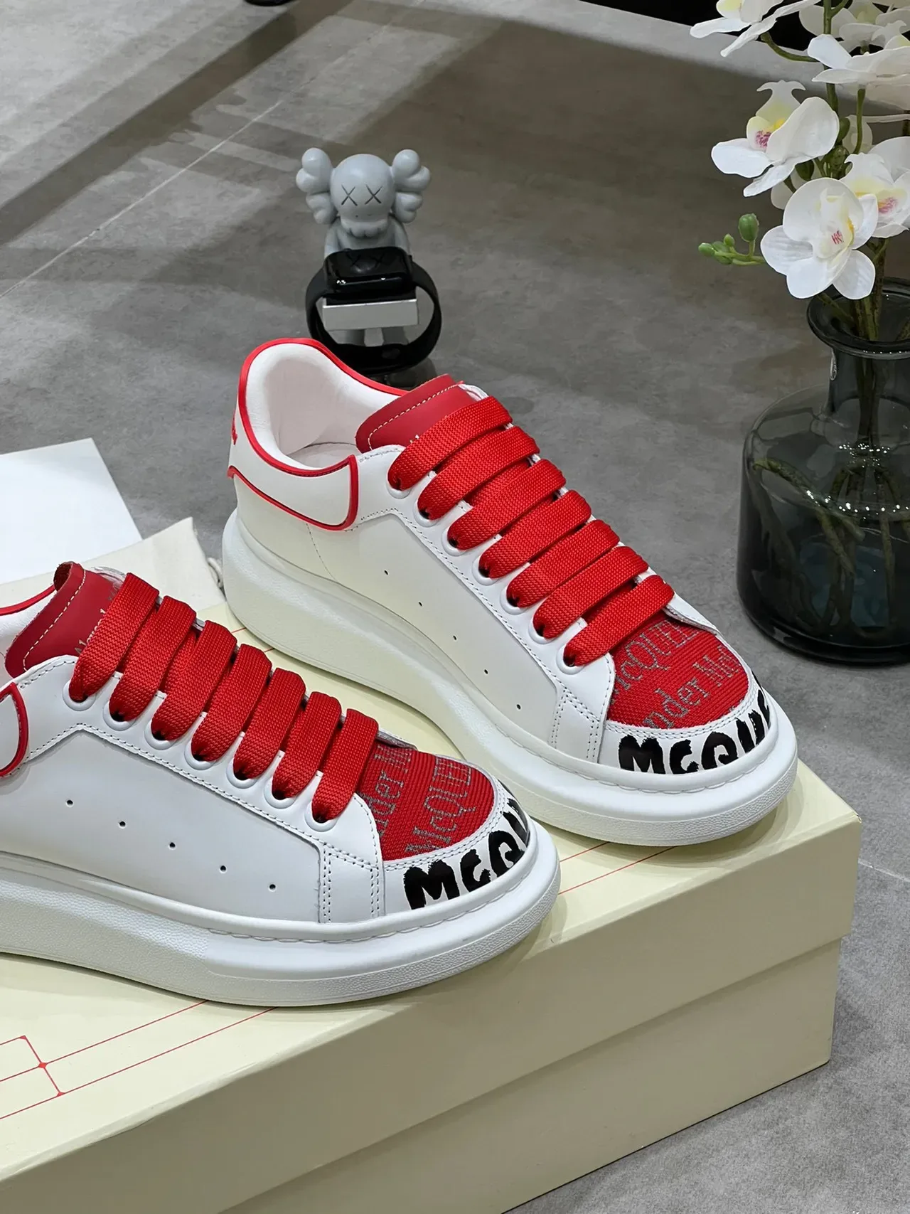 Alexander McQueen 白色和红色 Oversized 生活方式运动鞋 6