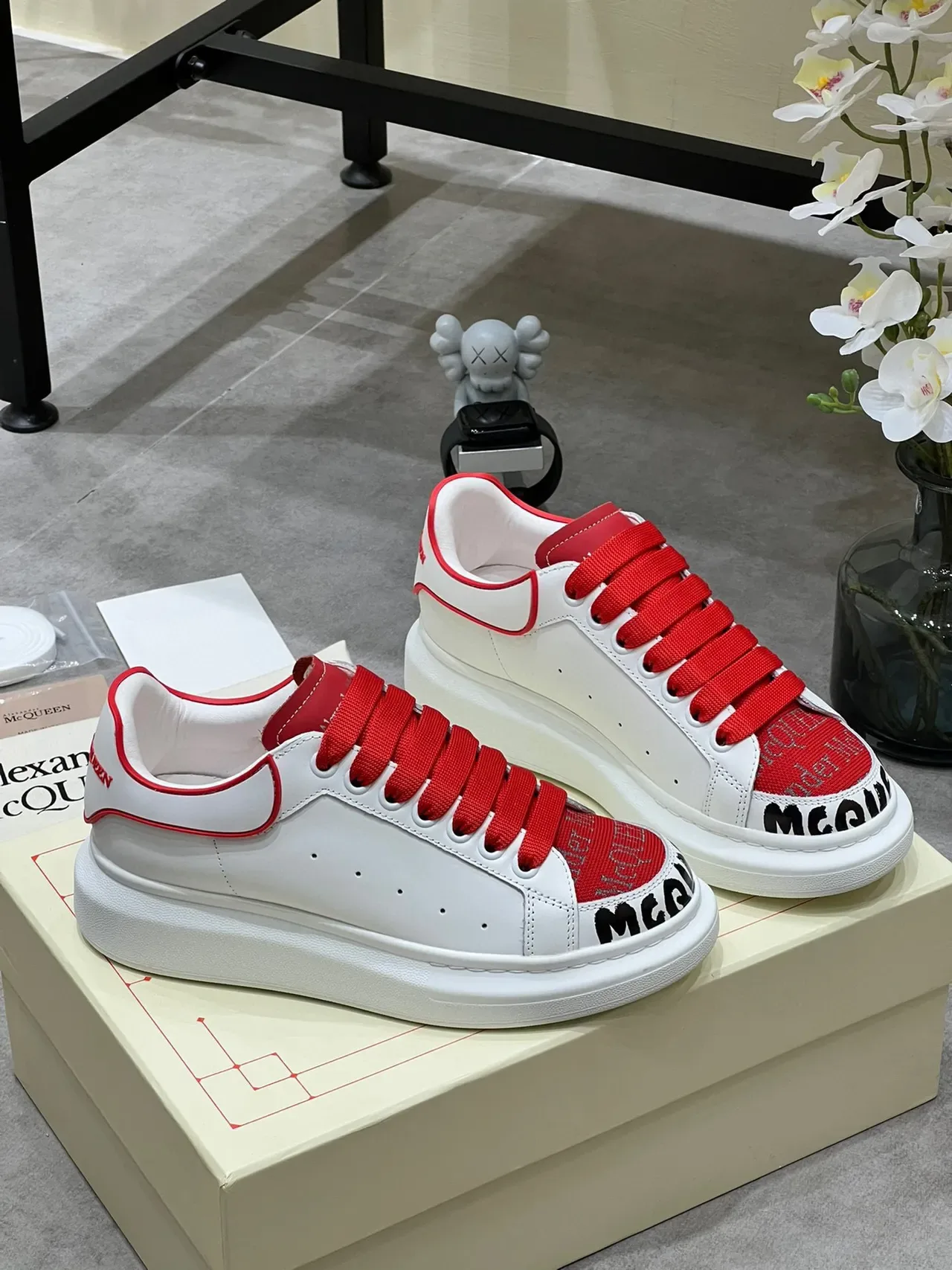 Alexander McQueen 白色和红色 Oversized 生活方式运动鞋 7