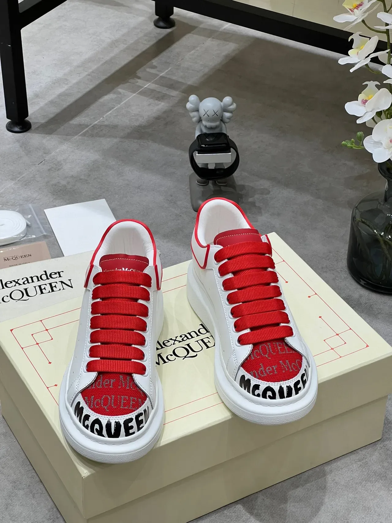 Alexander McQueen 白色和红色 Oversized 生活方式运动鞋 8