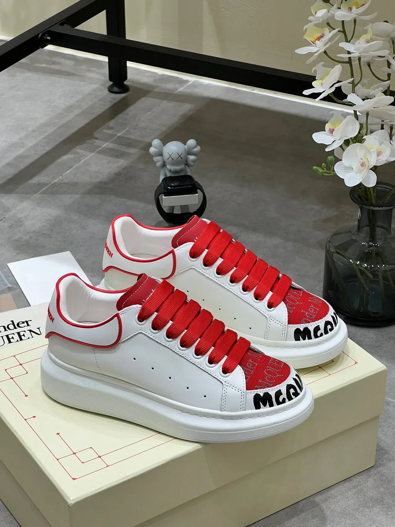 Alexander McQueen 白色和红色 Oversized 生活方式运动鞋 9