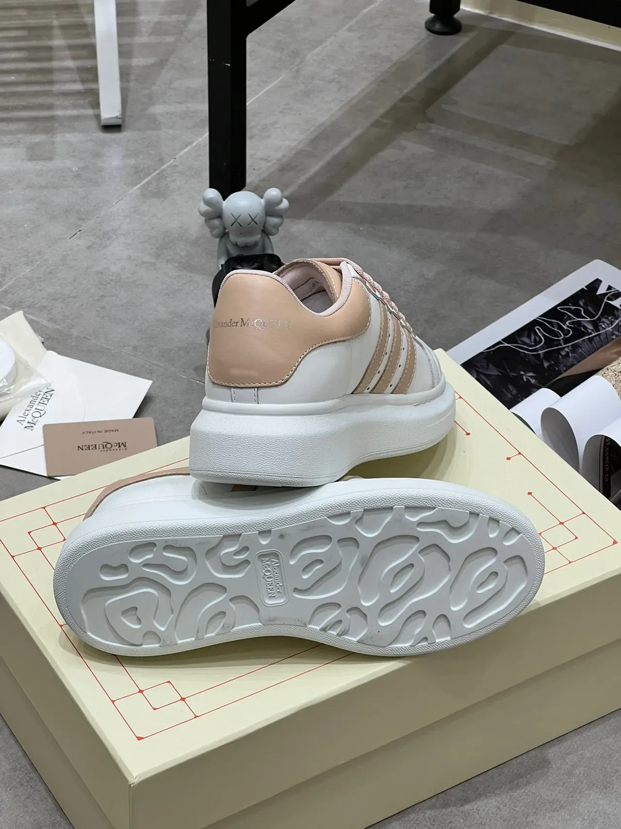 Alexander McQueen ओवरसाइज्ड सफेद भूरा लाइफस्टाइल स्नीकर 2