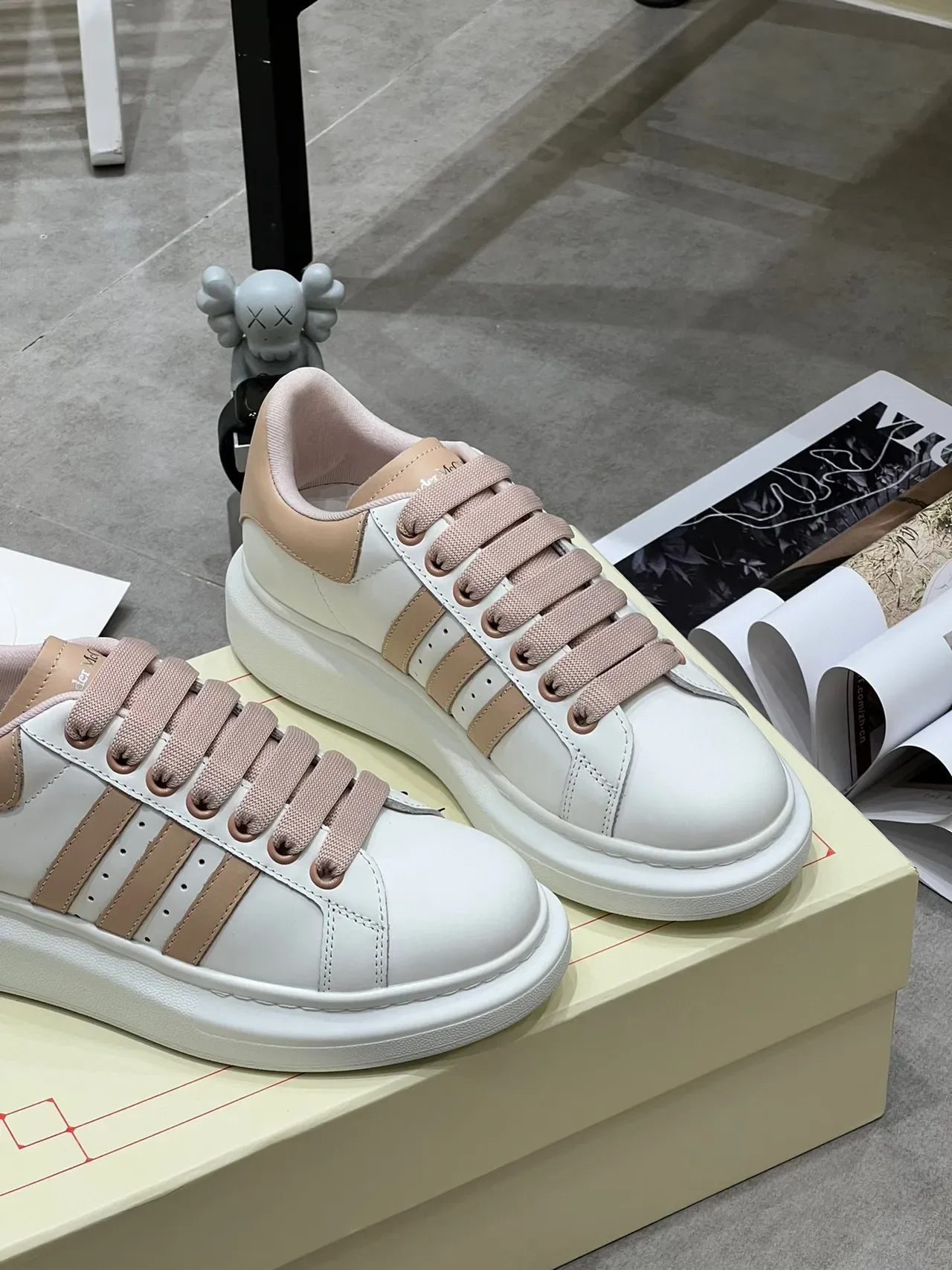 Alexander McQueen ओवरसाइज्ड सफेद भूरा लाइफस्टाइल स्नीकर 5