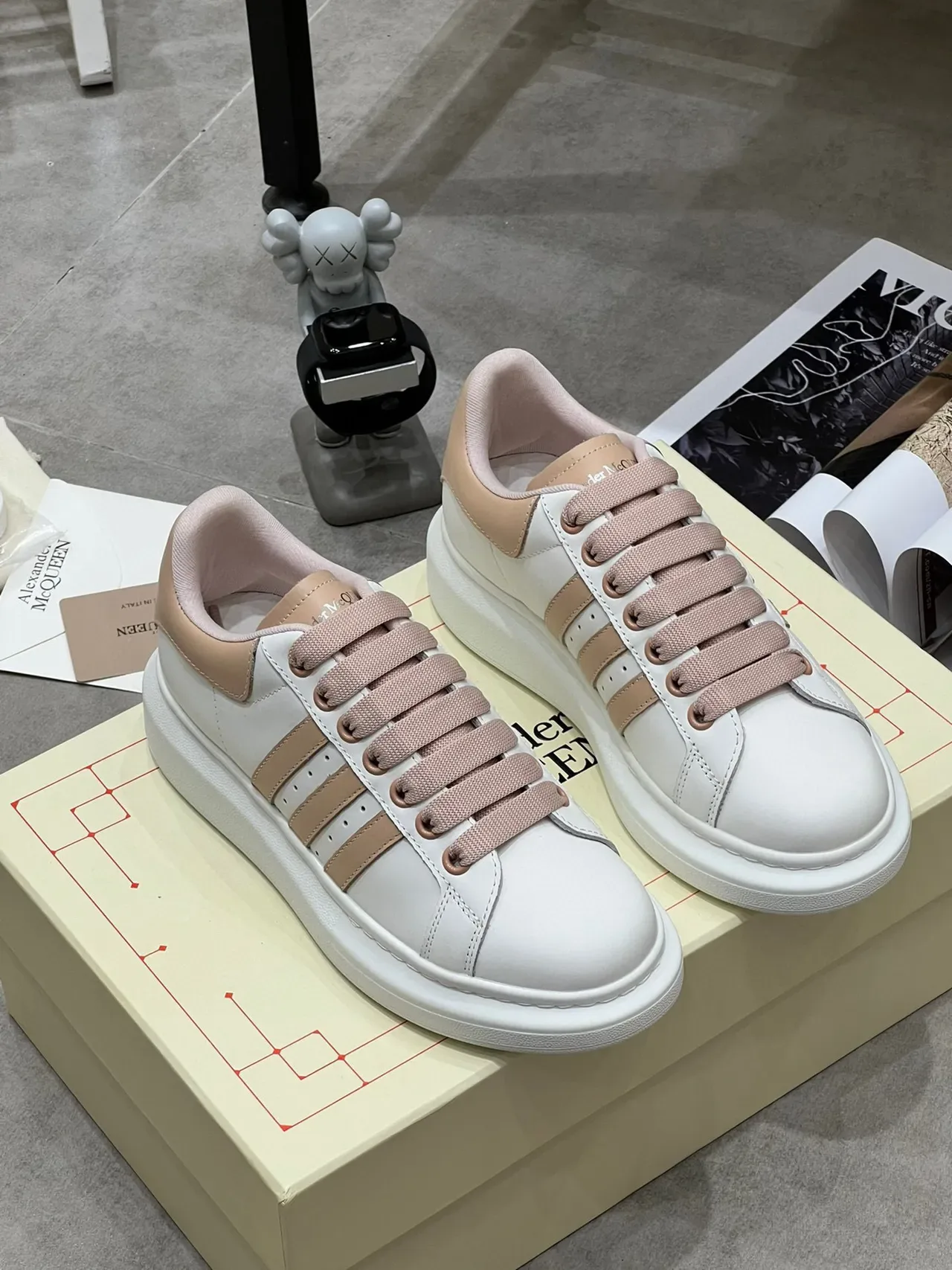 Alexander McQueen ओवरसाइज्ड सफेद भूरा लाइफस्टाइल स्नीकर 7