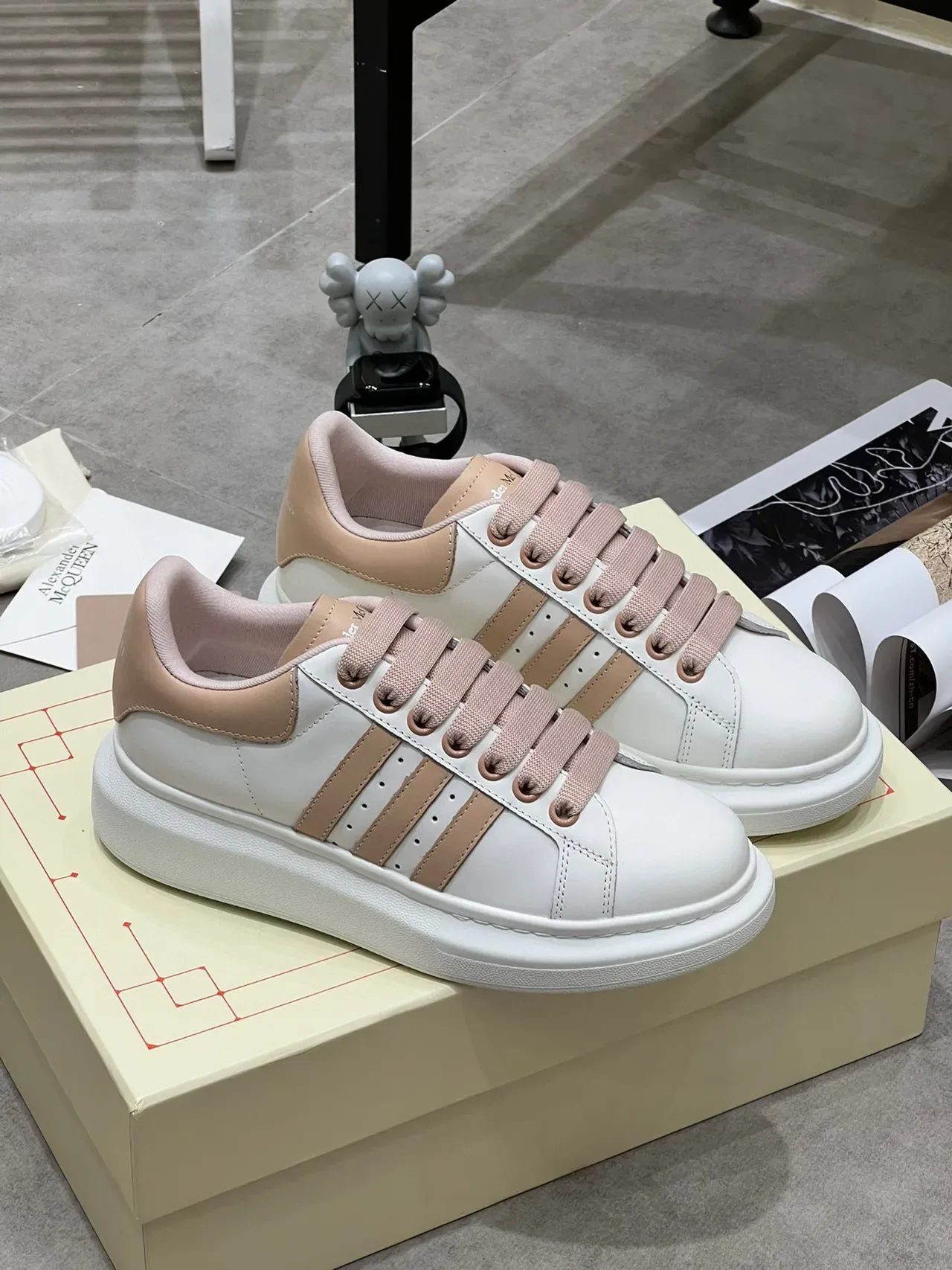 Alexander McQueen ओवरसाइज्ड सफेद भूरा लाइफस्टाइल स्नीकर 9
