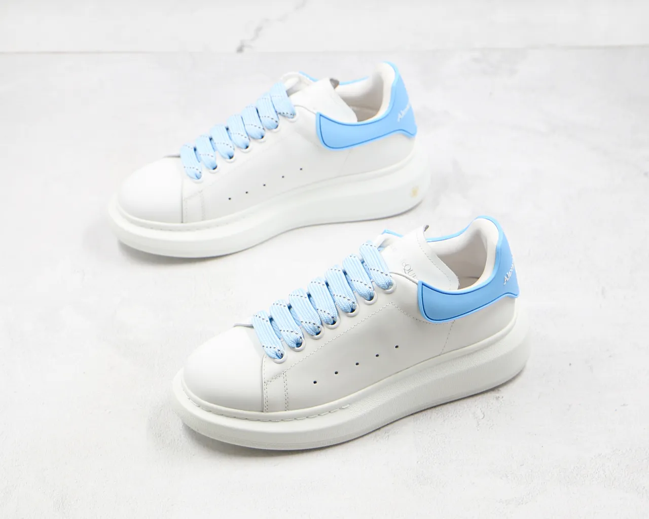 Alexander McQueen حذاء oversized قاع أبيض أزرق perforated vamp حذاء نمط حياة 7