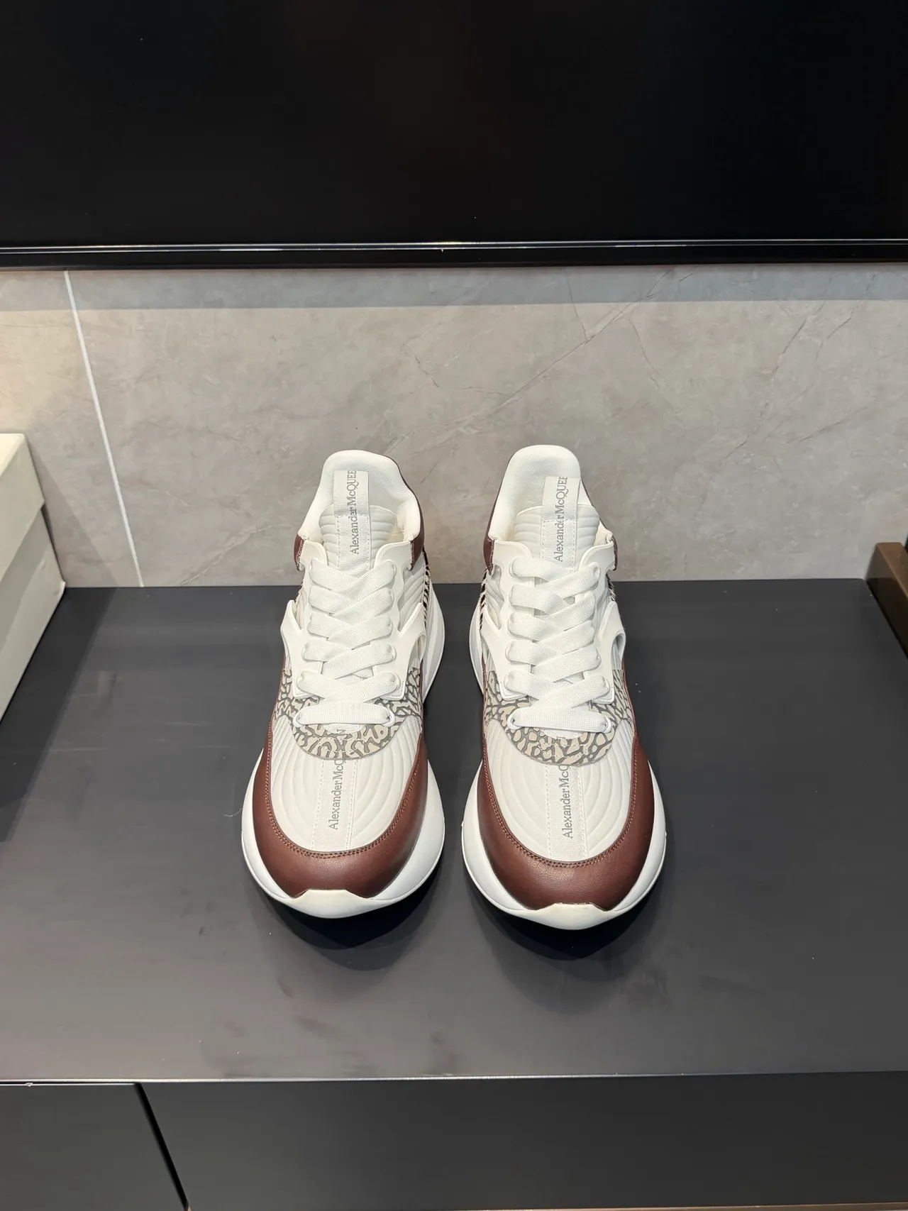 Alexander McQueen 超大号白色棕色斑马纹印花厚底运动鞋 2