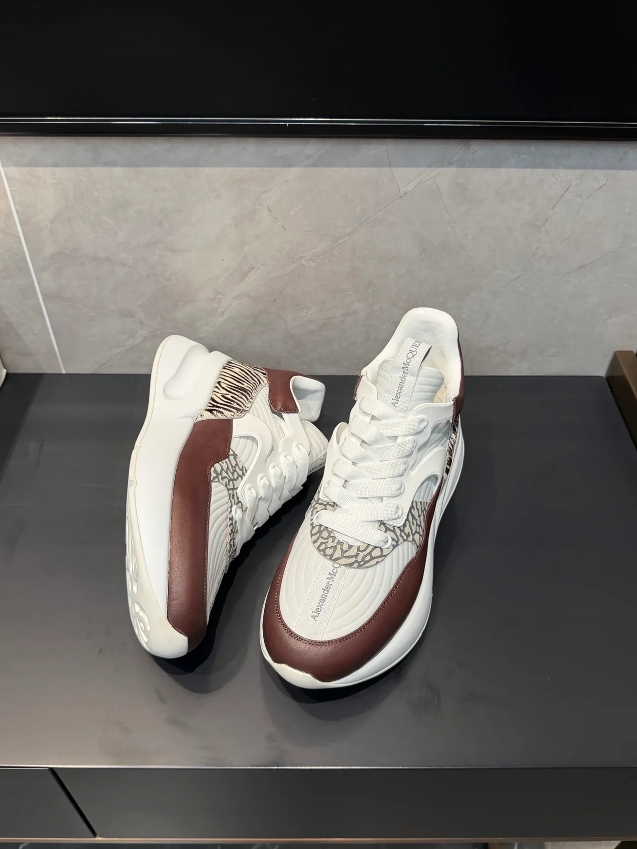 Alexander McQueen 超大号白色棕色斑马纹印花厚底运动鞋 3