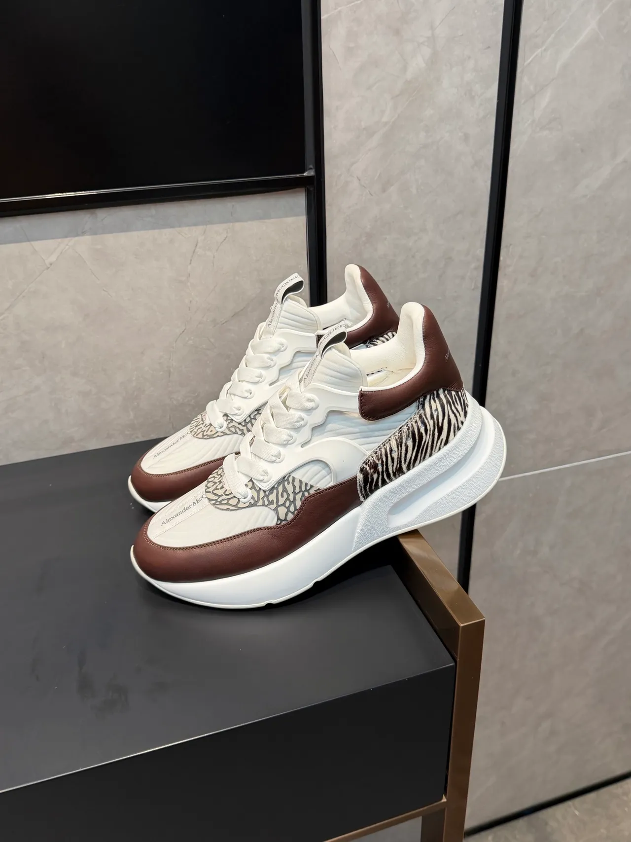 Alexander McQueen 超大号白色棕色斑马纹印花厚底运动鞋 4