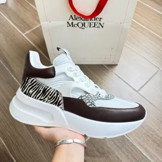 Alexander McQueen बड़ी साइज़ की स्नीकर सफेद भूरी ज़ेब्रा प्रिंट चंकी स्नीकर
