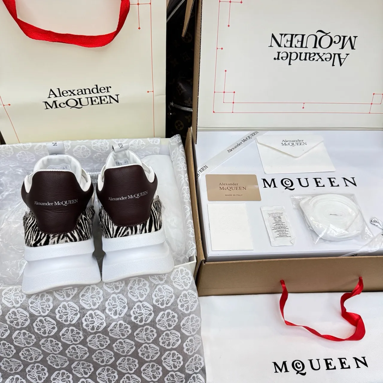 Alexander McQueen बड़ी साइज़ की स्नीकर सफेद भूरी ज़ेब्रा प्रिंट चंकी स्नीकर 2